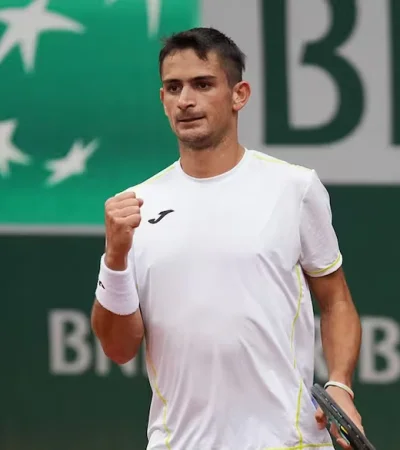 Mariano Navone afuera de Wimbledon