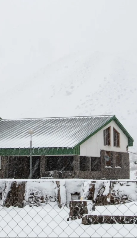 Postal de otros inviernos: un Penitentes a full.