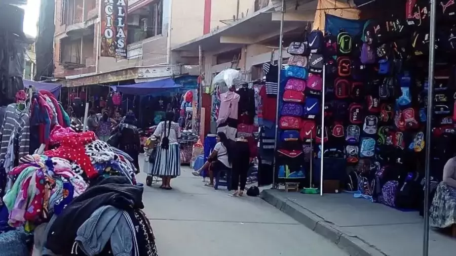 Neumáticos, ropa, útiles escolares... y hasta gaseosas. La oferta de Bermejo es amplia.