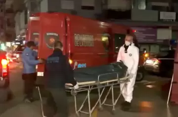 Discusión, puñaladas y muerte: el video que muestra a una mujer acuchillando a su novio