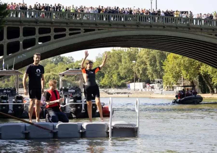 La alcaldesa de Paris, el primer baño
