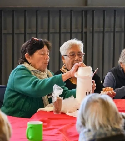 Jubilados que se alimentan en merenderos