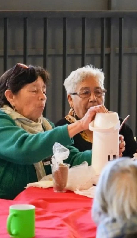 Jubilados que se alimentan en merenderos