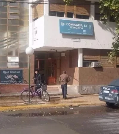El delincuente de 19 años fue llevado a la Comisaría 13 de Rivadavia por su madre y padrastro.