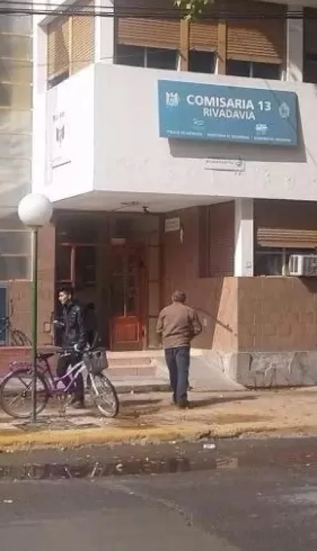 El delincuente de 19 años fue llevado a la Comisaría 13 de Rivadavia por su madre y padrastro.