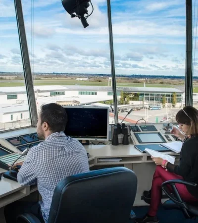 Controladores aéreos.