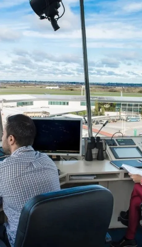 Controladores aéreos.