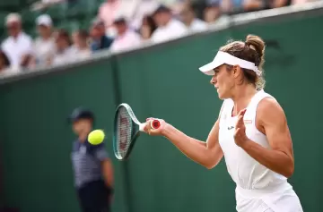 Solana Sierra se despide de Wimbledon bajo la lluvia y ante una rival implacable