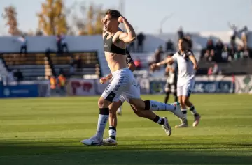 Gimnasia le ganó a Estudiantes de Caseros y sigue como escolta