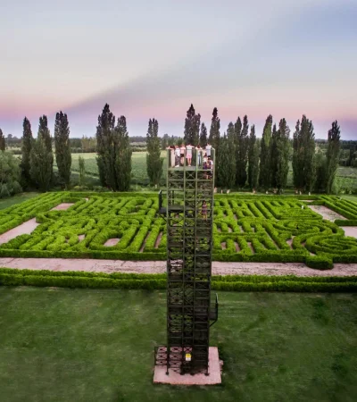 En el centro del parque, la torre María Kodama, de 22 metros de altura, permite observar en perspectiva el Laberinto
