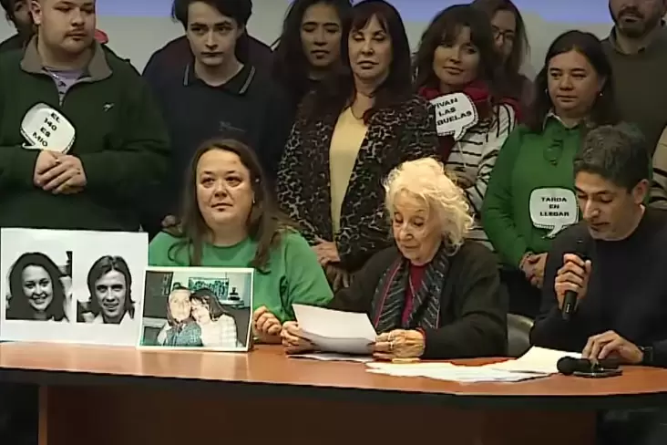 Conferencia de prensa, encabezada por Estela de Carlotto.
