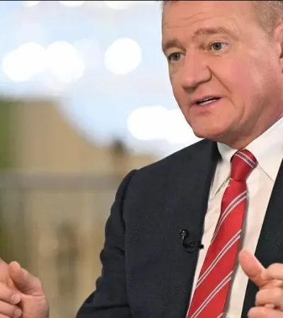 El difunto funcionario estaba bajo investigación por fraude y malversación de fondos.