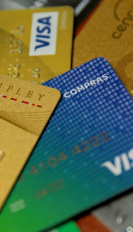 La morosidad con tarjetas de crédito viene en aumento y se multiplica con las bolas de nieve de intereses y recargos/