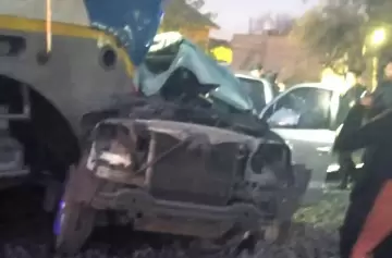 Choque entre el tren San Martín y una camioneta dejó un muerto y dos heridos