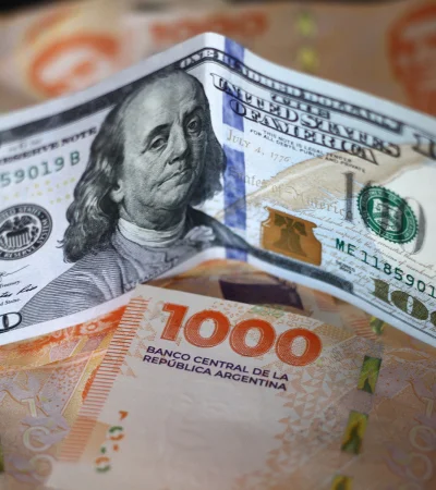 El dólar marcó un nuevo récord este lunes.