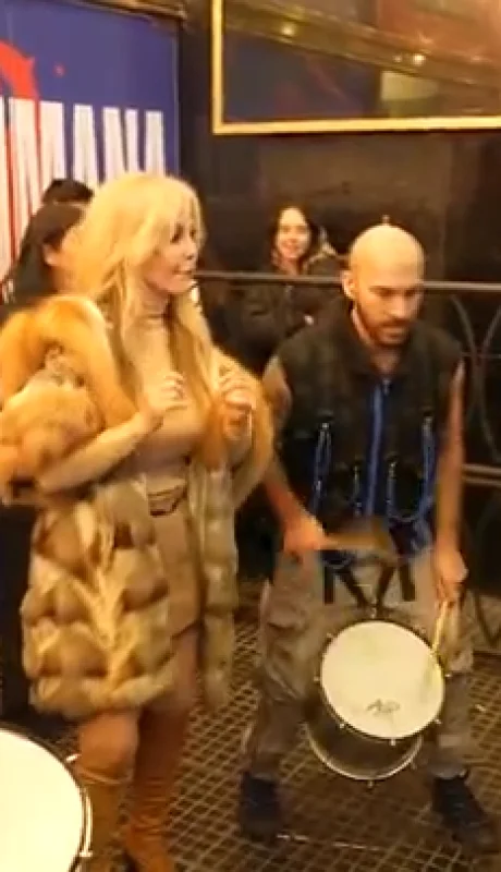 Graciela Alfano fue al teatro y terminó bailando en la vereda.
