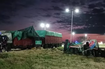 Santa Fe: un devastador choque de camiones provocó un muerto y varios heridos