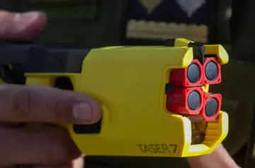 Debutó en Mendoza el uso de pistolas Taser con un atrincherado