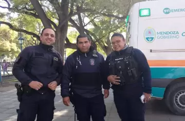 Milagro en Ciudad: policías ayudaron a una mujer a dar a luz en plena calle