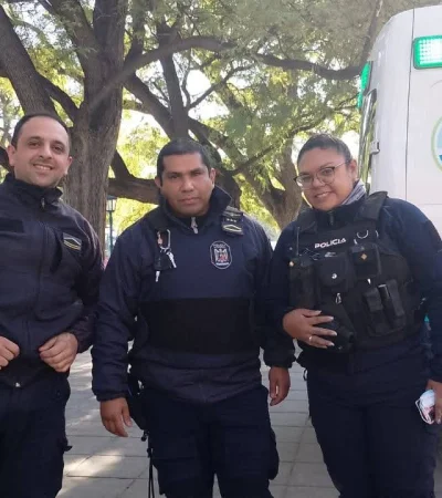 Tres de los efectivos que asistieron el parto.