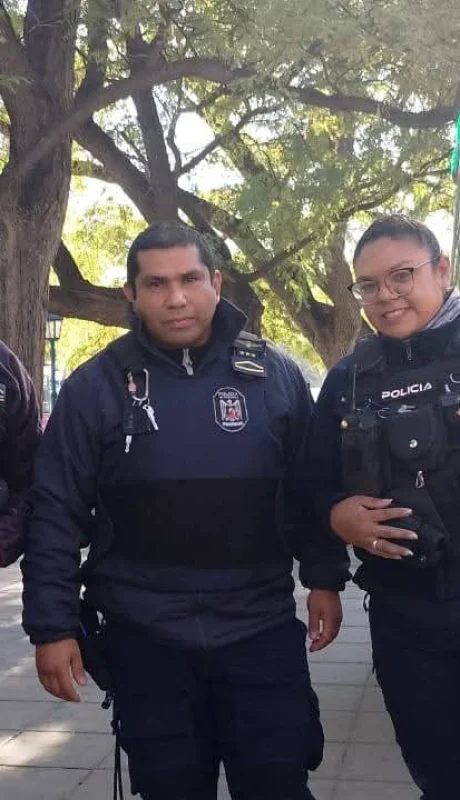 Tres de los efectivos que asistieron el parto.