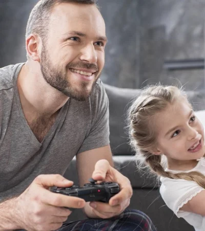 Padres e hijos jugando videojuegos