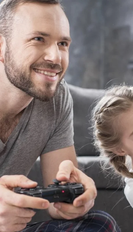 Padres e hijos jugando videojuegos