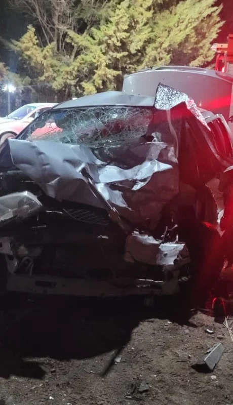 El conductor del Chevrolet perdió la vida en el acto. Su acompañante, una mujer de 63 años, fue trasladada al Hospital Perrupato.
