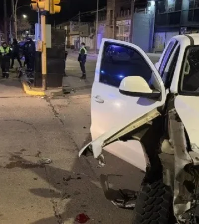 Estado en que quedaron el auto y la camioneta tras el violento choque. (Foto: gentileza Crónica)