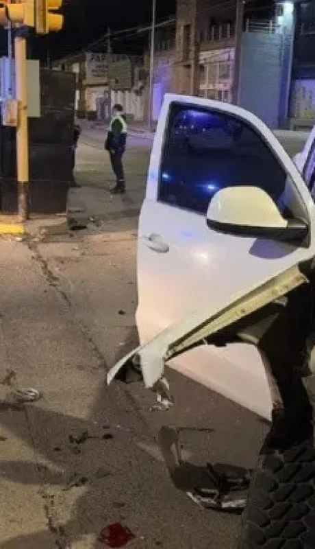 Estado en que quedaron el auto y la camioneta tras el violento choque. (Foto: gentileza Crónica)