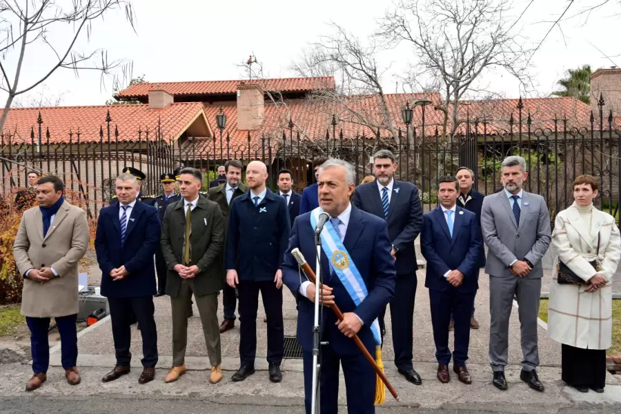 El gobernandor Cornejo junto a funcionarios.