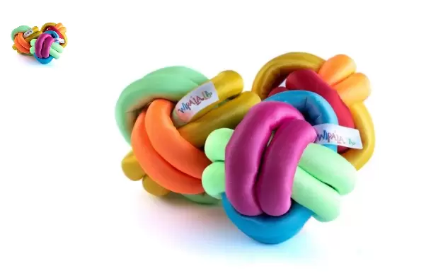 La pelota nudo, uno de los juguetes ideales para niños de seis meses de edad.