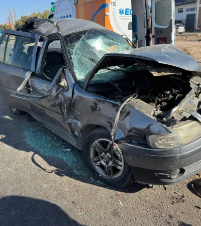 Producto del fuerte impacto, los ocupantes del auto quedaron atrapados.