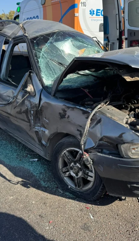 Producto del fuerte impacto, los ocupantes del auto quedaron atrapados.