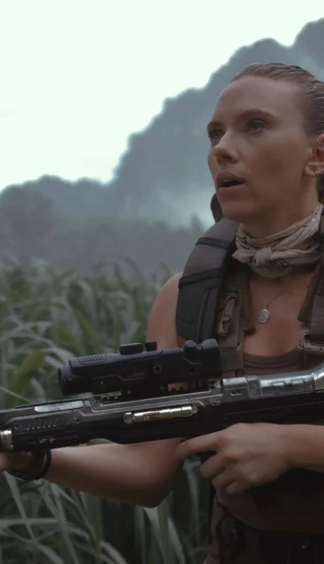 Johansson interpreta a Zora Bennett, una experta militar enviada en una misión letal.