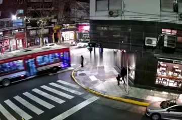 Impactante video: un colectivo embistió a un peatón y chocó contra un semáforo