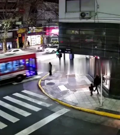 Colectivo embistió a peatón en Recoleta.