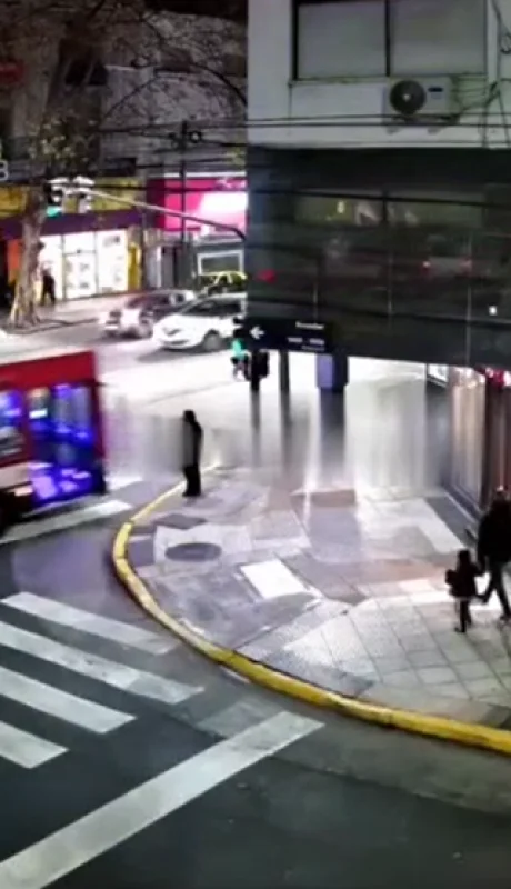 Colectivo embistió a peatón en Recoleta.