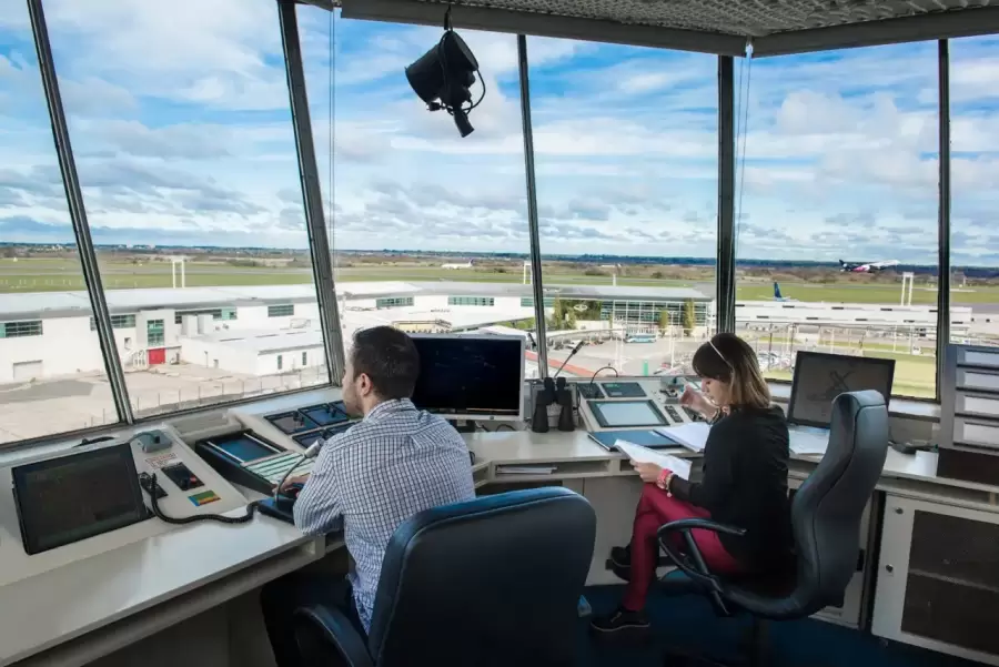 Torre de control. Desde aquí se les envían órdenes a los controladores aéreos.