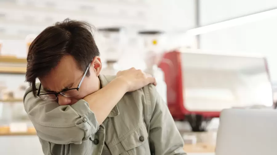 Si bien existen personas que pueden estornudar con los ojos abiertos, esto no es recomendable para la salud ocular.