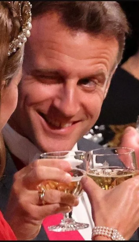 El guiño del líder galo es visto, por muchos, como un gesto provocador e innecesario en un evento tan protocolar.