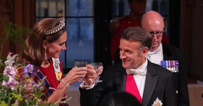 Las miradas cómplices de Kate y Macron llamaron la atención de la prensa.