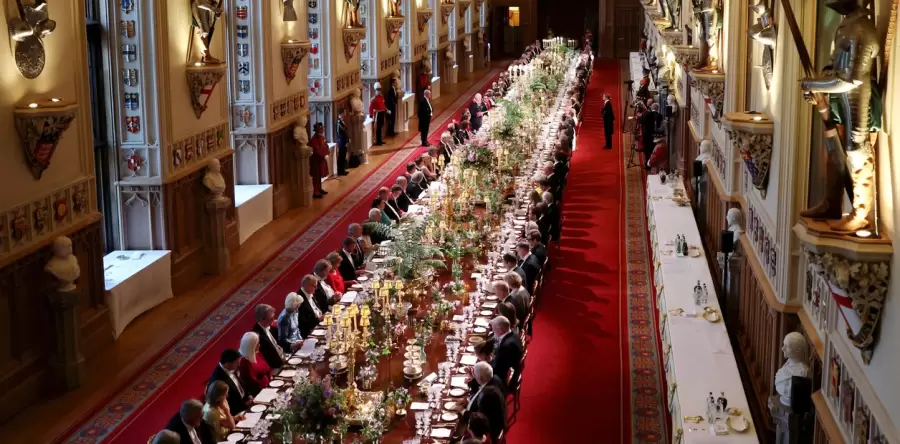 La interminable mesa de gala con más de 160 invitados.