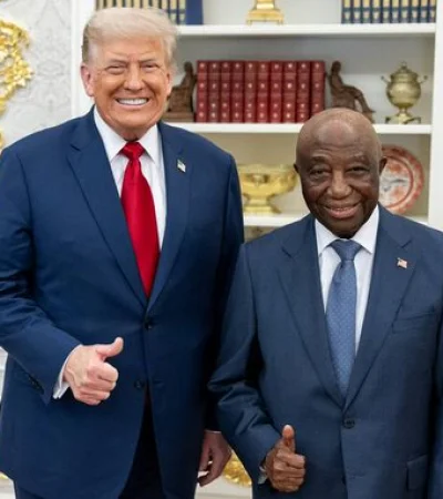 Trump felicitó al mandatario africano por su excelente inglés y le hizo una desconcertante pregunta.