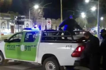 ¡Terrible! Tres hombres y una mujer apuñalaron veinte veces a un joven