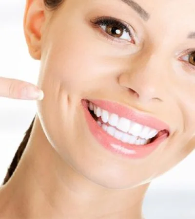 El limón no es útil de por sí: acompaña a un correcto cepillado, una visita periódica al dentista, y una limpieza diaria con hilo dental.