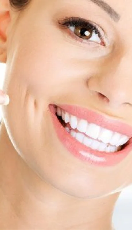 El limón no es útil de por sí: acompaña a un correcto cepillado, una visita periódica al dentista, y una limpieza diaria con hilo dental.