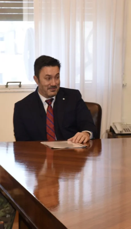 El ministro de Defensa, Luis Petri junto a los dos soldados mendocinos/