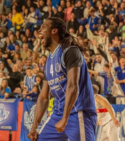 Larry Wicket, figura de las finales.