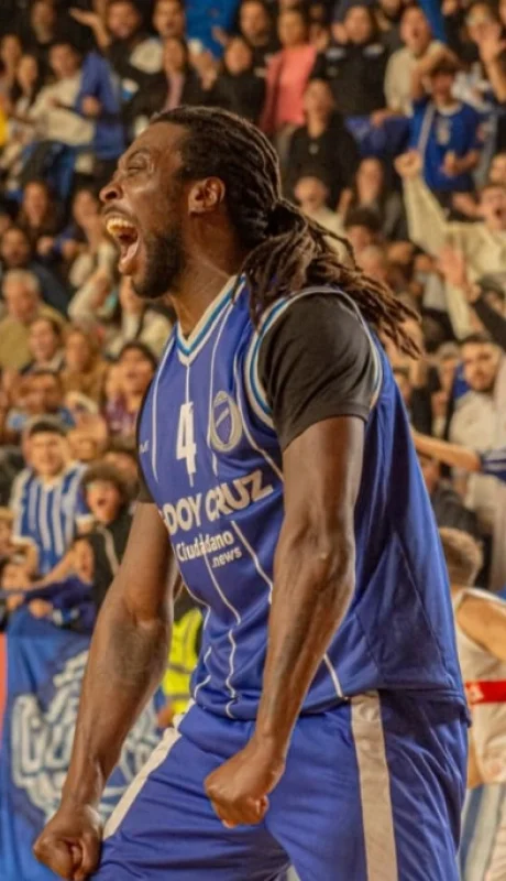 Larry Wicket, figura de las finales.